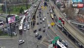SAOBRAĆAJNA NEZGODA NA AUTOKOMANDI: Stvorene velike gužve na prilazima kružnom toku SAOBRAĆAJNA NEZGODA NA AUTOKOMANDI: Stvorene velike gužve na prilazima kružnom toku