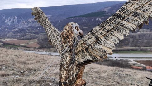 ORAO DOČEKUJE GOSTE: Dušan Živković iz Crvenčeva skulpturom srpskog simbola privlači pirotske posetioce ORAO DOČEKUJE GOSTE: Dušan Živković iz Crvenčeva skulpturom srpskog simbola privlači pirotske posetioce