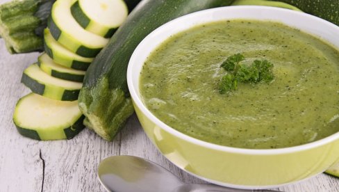 ZELENI UŽITAK: Recept za osvežavajuću čorbu od tikvica i sočiva ZELENI UŽITAK: Recept za osvežavajuću čorbu od tikvica i sočiva