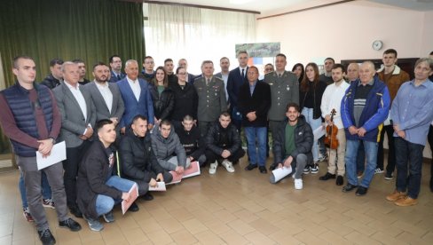 I DUNJA IDE U VOJNIKE : U novosadskom Centru Ministarstva odbrane danas svečano ispraćeni regruti martovske klase (FOTO/VIDEO) I DUNJA IDE U VOJNIKE : U novosadskom Centru Ministarstva odbrane danas svečano ispraćeni regruti martovske klase (FOTO/VIDEO)