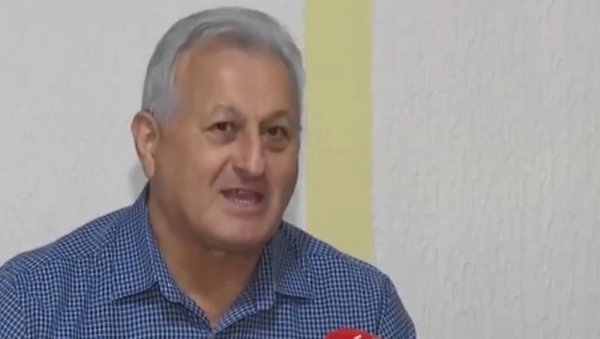 СВАКУ ГЛУПОСТ КОЈУ НАПРАВИ ПОРОДИЦА ПРИПИШЕ ЊЕГОВИМ ГОДИНАМА: Раде гази седму деценију, а данас слави свој 17. рођендан (ВИДЕО) СВАКУ ГЛУПОСТ КОЈУ НАПРАВИ ПОРОДИЦА ПРИПИШЕ ЊЕГОВИМ ГОДИНАМА: Раде гази седму деценију, а данас слави свој 17. рођендан (ВИДЕО)