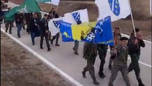 ZLOČINAC MUSA PONOVO RAZVIJA RATNE ZASTAVE! Bošnjaci, u prepoznatljivom koloritu, slave dan kada su ubili srpskog svata na Baščaršiji ZLOČINAC MUSA PONOVO RAZVIJA RATNE ZASTAVE! Bošnjaci, u prepoznatljivom koloritu, slave dan kada su ubili srpskog svata na Baščaršiji