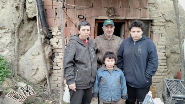 ОВА ПЕЋИНА НАМ ЈЕ ЈЕДИНИ ДОМ: Притиснута немаштином, породица Чутурилов, из Мошорина, живи у лагуму у Тителском брегу (ФОТО/ВИДЕО) ОВА ПЕЋИНА НАМ ЈЕ ЈЕДИНИ ДОМ: Притиснута немаштином, породица Чутурилов, из Мошорина, живи у лагуму у Тителском брегу (ФОТО/ВИДЕО)