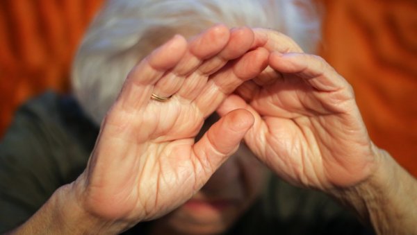 ПИЈАН ПЉУНУО МАЈКУ У ЛИЦЕ, ПА ЈЕ УДАРАО: Страшно породично насиље у Бољевцима ПИЈАН ПЉУНУО МАЈКУ У ЛИЦЕ, ПА ЈЕ УДАРАО: Страшно породично насиље у Бољевцима