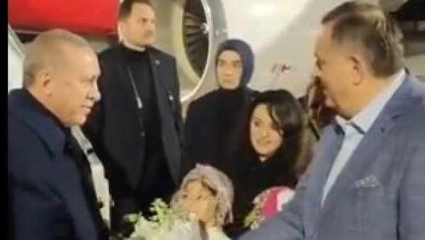 ИЗНЕНАДАН СУСРЕТ НА АЕРОДРОМУ: Додик и Ердоган налетели један на другог (ВИДЕО) ИЗНЕНАДАН СУСРЕТ НА АЕРОДРОМУ: Додик и Ердоган налетели један на другог (ВИДЕО)