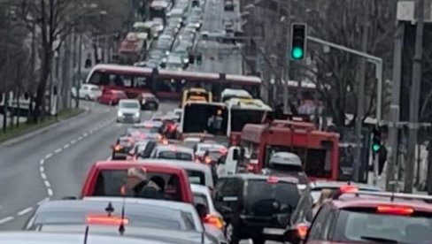 SAOBRAĆAJNI KOLAPS U KNEZA MILOŠA: Gužva u centru Beograda, preprečio se tramvaj SAOBRAĆAJNI KOLAPS U KNEZA MILOŠA: Gužva u centru Beograda, preprečio se tramvaj