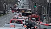 САОБРАЋАЈНИ КОЛАПС У КНЕЗА МИЛОША: Гужва у центру Београда, препречио се трамвај САОБРАЋАЈНИ КОЛАПС У КНЕЗА МИЛОША: Гужва у центру Београда, препречио се трамвај