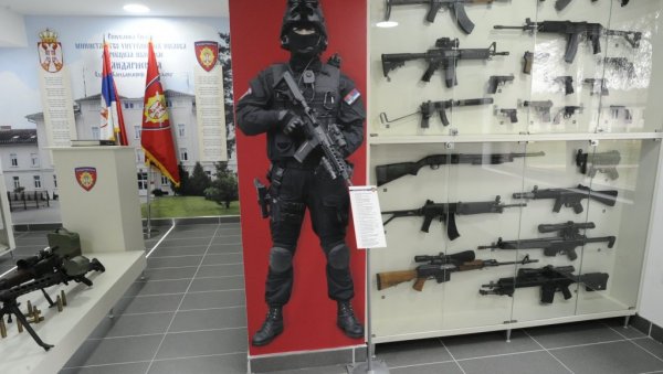 ЧУВАЈУ СЕЋАЊЕ НА ЈУНАКЕ ЖАНДАРМЕРИЈЕ: Елитна јединица МУП Србије у Краљеву има своју спомен-собу (ФОТО) ЧУВАЈУ СЕЋАЊЕ НА ЈУНАКЕ ЖАНДАРМЕРИЈЕ: Елитна јединица МУП Србије у Краљеву има своју спомен-собу (ФОТО)
