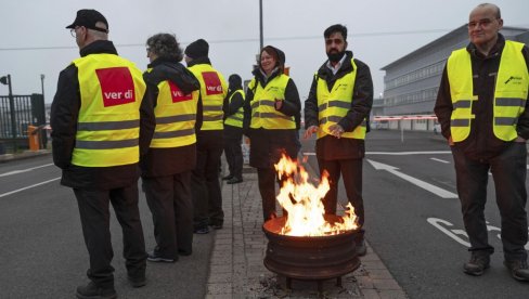 JAVNI PREVOZ U KOLAPSU: Zaposleni napustili radna mesta, traže bolje uslove rada (FOTO)