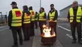 JAVNI PREVOZ U KOLAPSU: Zaposleni napustili radna mesta, traže bolje uslove rada (FOTO) JAVNI PREVOZ U KOLAPSU: Zaposleni napustili radna mesta, traže bolje uslove rada (FOTO)