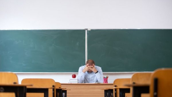 ПРОСВЕТАРИМА У ЦРНОЈ ГОРИ СУВА ПЛАТА? Нацрт новог закона о зарадама у јавном сектору предвиђа укидање додатака ПРОСВЕТАРИМА У ЦРНОЈ ГОРИ СУВА ПЛАТА? Нацрт новог закона о зарадама у јавном сектору предвиђа укидање додатака