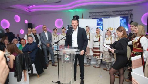 IZ ŠUMADIJE ZA KOSMET: U Smederevskoj Palanci prikupljen milion za kliničko-bolnički centar u Kosovskoj Mitrovici IZ ŠUMADIJE ZA KOSMET: U Smederevskoj Palanci prikupljen milion za kliničko-bolnički centar u Kosovskoj Mitrovici