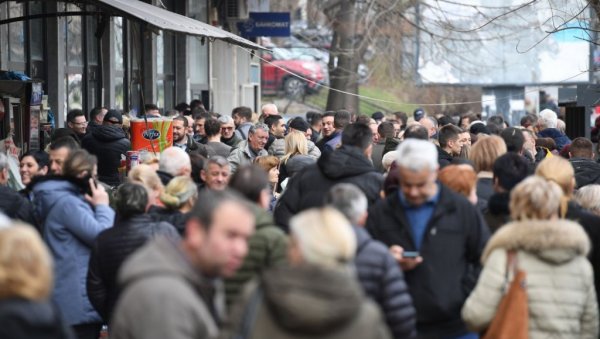 ОГОРЧЕНИ ПЕНЗИОНЕРИ У КОСОВСКОЈ МИТРОВИЦИ: Крајњи је тренутак да се одлука Приштине заустави