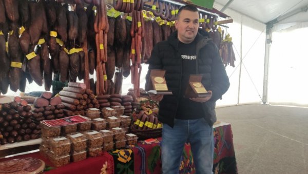 ПОЧЕЛА ПРШУТИЈАДА У МАЧКАТУ: Укусно, јединствено, ал скупо ПОЧЕЛА ПРШУТИЈАДА У МАЧКАТУ: Укусно, јединствено, ал скупо