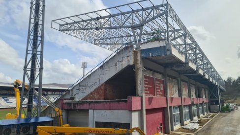 NAKON TEŠKIH POVREDA KOJE JE ZADOBIO NA REKONSTRUKCIJI STADIONA U BERANAMA: Podlegao radnik iz Podgorice NAKON TEŠKIH POVREDA KOJE JE ZADOBIO NA REKONSTRUKCIJI STADIONA U BERANAMA: Podlegao radnik iz Podgorice