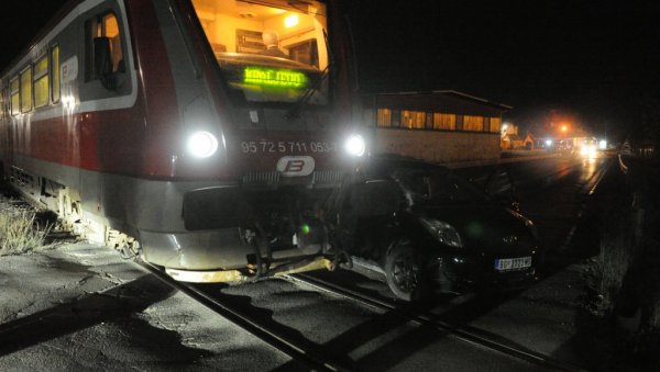 ВОЗ УДАРИО „ТОЈОТУ“: Удес на пружном прелазу у Ратини код Краљева ВОЗ УДАРИО „ТОЈОТУ“: Удес на пружном прелазу у Ратини код Краљева