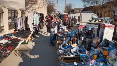 NEMA ŠTA NEMA, OD ČARAPA DO MAŠINA: U Rumi se održava tradicionalni vašar (FOTO) NEMA ŠTA NEMA, OD ČARAPA DO MAŠINA: U Rumi se održava tradicionalni vašar (FOTO)