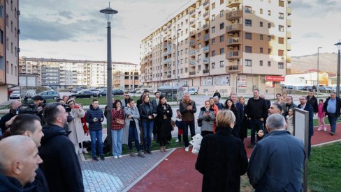 SEĆANJE NA PROFESORA SENTIMENTALNOG VASPITANJA: Otkrivanjem spomen-ploče počela manifestacija Momo Kapor: Čuvar adrese u Istočnom Sarajevu SEĆANJE NA PROFESORA SENTIMENTALNOG VASPITANJA: Otkrivanjem spomen-ploče počela manifestacija Momo Kapor: Čuvar adrese u Istočnom Sarajevu