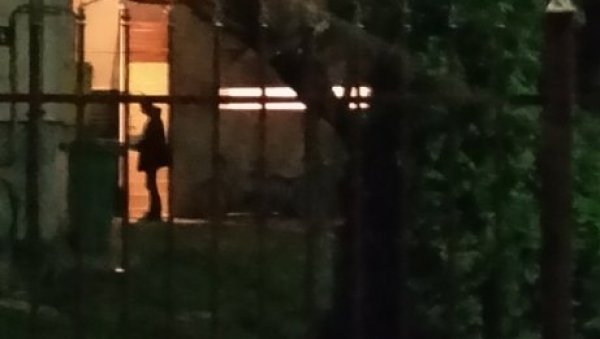 ОВО ЈЕ КУЋА СТРАВЕ У ПЕТРОВАРАДИНУ: У њој нађена тела убијене деце, родитељи извршили самоубиство (ФОТО/ВИДЕО) ОВО ЈЕ КУЋА СТРАВЕ У ПЕТРОВАРАДИНУ: У њој нађена тела убијене деце, родитељи извршили самоубиство (ФОТО/ВИДЕО)