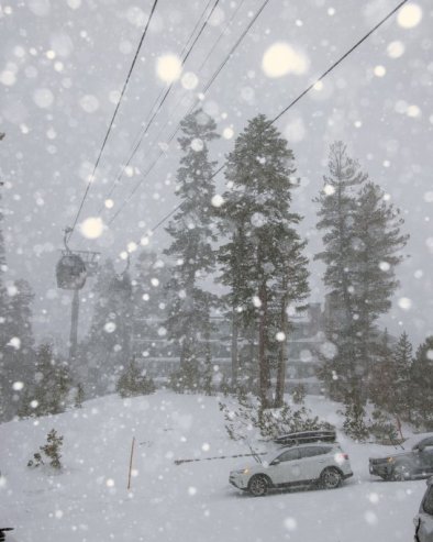 СРУШИО СЕ АВИОН СА ОСАМ ЉУДИ У МЕЈНУ: Пад се догодио усред јаке снежне олује