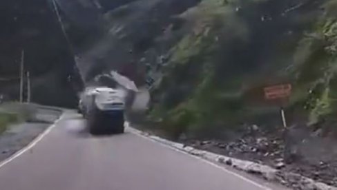 OGROMNA STENA SE SRUČILA NA KAMION I SKROZ GA SMRSKALA: Neverovatan snimak kruži mrežama - Kako je vozač ostao živ, samo Bog zna (VIDEO) OGROMNA STENA SE SRUČILA NA KAMION I SKROZ GA SMRSKALA: Neverovatan snimak kruži mrežama - Kako je vozač ostao živ, samo Bog zna (VIDEO)
