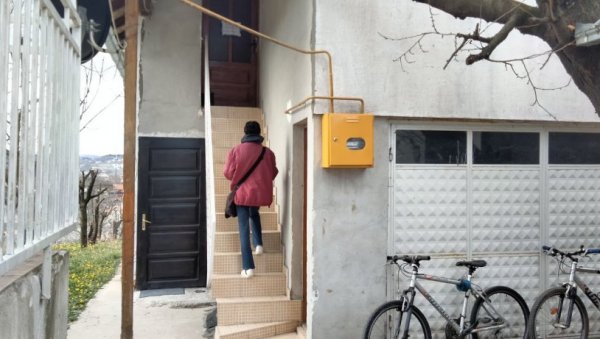 ЦРНА МАЈИЦА СА НАТПИСОМ БУДУЋНОСТ ЈЕ САДА Кућа страве у Петроварадину дан након што су у њој пронађена тела убијене деце (ФОТО/ВИДЕО) ЦРНА МАЈИЦА СА НАТПИСОМ БУДУЋНОСТ ЈЕ САДА Кућа страве у Петроварадину дан након што су у њој пронађена тела убијене деце (ФОТО/ВИДЕО)