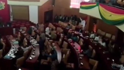 PARLAMENTARCI OSTALI U MRAKU: Pravilo važi za sve - ko ne plati, ostaće bez struje (VIDEO) PARLAMENTARCI OSTALI U MRAKU: Pravilo važi za sve - ko ne plati, ostaće bez struje (VIDEO)