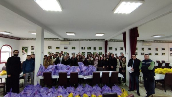 ПАКЕТИ ХРАНЕ УГРОЖЕНИМ ПОРОДИЦАМА: Фондација Свети Вукашин из Гацка реализовала бројне хуманитарне акције: ПАКЕТИ ХРАНЕ УГРОЖЕНИМ ПОРОДИЦАМА: Фондација Свети Вукашин из Гацка реализовала бројне хуманитарне акције: