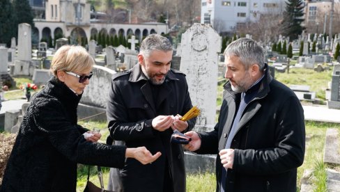 NA GROBU MAJKE MOME KAPORA: U Sarajevu, 14 godina od njegove smrti, održani manifestacija i molitveno sećanje na velikog umetnika (FOTO) NA GROBU MAJKE MOME KAPORA: U Sarajevu, 14 godina od njegove smrti, održani manifestacija i molitveno sećanje na velikog umetnika (FOTO)