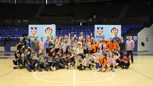 BLISTALI ŠKOLARCI BEOGRADA: Đaci sjajni u futsalu i karateu