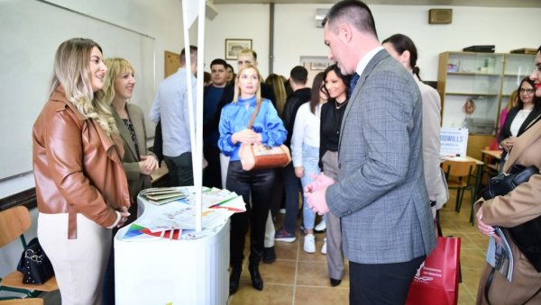 ЈУБИЛЕЈ И САЈАМ ОБРАЗОВАЊА: Свечаност у Економско-трговинској школи у Краљеву ЈУБИЛЕЈ И САЈАМ ОБРАЗОВАЊА: Свечаност у Економско-трговинској школи у Краљеву
