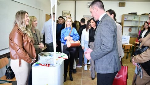 JUBILEJ I SAJAM OBRAZOVANJA: Svečanost u Ekonomsko-trgovinskoj školi u Kraljevu JUBILEJ I SAJAM OBRAZOVANJA: Svečanost u Ekonomsko-trgovinskoj školi u Kraljevu