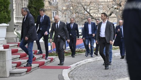 VUČEVIĆ POSLE SASTANKA SA VUČIĆEM: Obavestili smo ga da imamo većinu, za desetak dana o sastavu vlade VUČEVIĆ POSLE SASTANKA SA VUČIĆEM: Obavestili smo ga da imamo većinu, za desetak dana o sastavu vlade