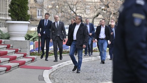 VUČIĆ NASTAVIO KONSULTACIJE O MANDATARU: Stigli predstavnici liste okupljene oko SNS-a (FOTO) VUČIĆ NASTAVIO KONSULTACIJE O MANDATARU: Stigli predstavnici liste okupljene oko SNS-a (FOTO)
