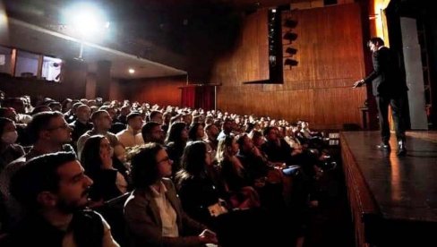 BIZNIS-PRIČA INSPIRISALA PARAĆINCE: Motivaciono predavanje napunilo pozorišnu salu (FOTO)