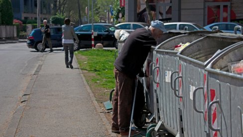 ZAŠTO? Penzioner ima milione, a jede - IZ KONTEJNERA ZAŠTO? Penzioner ima milione, a jede - IZ KONTEJNERA