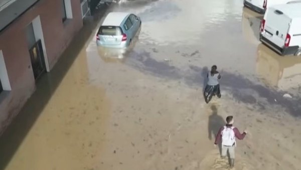 ХАОТИЧНО У ИТАЛИЈИ: Пљускови и снажан ветар одсекли више од 6.000 људи од остатка света, покренула се клизишта (ФОТО) ХАОТИЧНО У ИТАЛИЈИ: Пљускови и снажан ветар одсекли више од 6.000 људи од остатка света, покренула се клизишта (ФОТО)