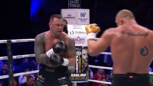 MMA BORAC SE OPROBAO U BOKSU I ŠOKIRAO SVE: Na kraju bežao od navijača iz dvorane! (VIDEO) MMA BORAC SE OPROBAO U BOKSU I ŠOKIRAO SVE: Na kraju bežao od navijača iz dvorane! (VIDEO)