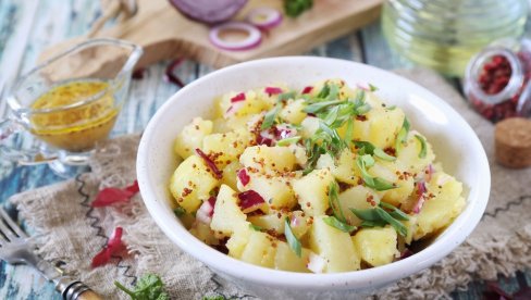 PRAVI SE POTPUNO DRUGAČIJE OD ONOG ŠTO STE NAVIKLI: Viralna krompir salata oborila društvene mreže PRAVI SE POTPUNO DRUGAČIJE OD ONOG ŠTO STE NAVIKLI: Viralna krompir salata oborila društvene mreže