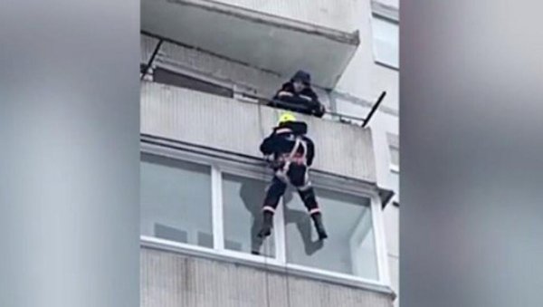 ДЕЧАК (8) ДВА ДАНА ПРОВЕО САМ И БЕЗ ХРАНЕ: Мајка га закључала, објављен снимак акције спасавања (ВИДЕО) ДЕЧАК (8) ДВА ДАНА ПРОВЕО САМ И БЕЗ ХРАНЕ: Мајка га закључала, објављен снимак акције спасавања (ВИДЕО)