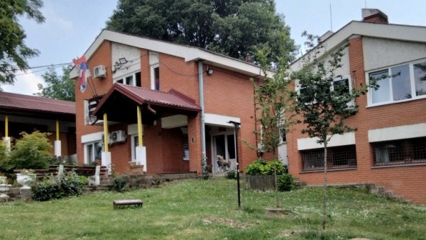 МАЛОЛЕТНЕ СЕСТРЕ ИЗ ДЕЧЈЕГ СЕЛА ОТИШЛЕ САМОВОЉНО: Трага се за две девојчице које су живеле у Сремској Каменици МАЛОЛЕТНЕ СЕСТРЕ ИЗ ДЕЧЈЕГ СЕЛА ОТИШЛЕ САМОВОЉНО: Трага се за две девојчице које су живеле у Сремској Каменици