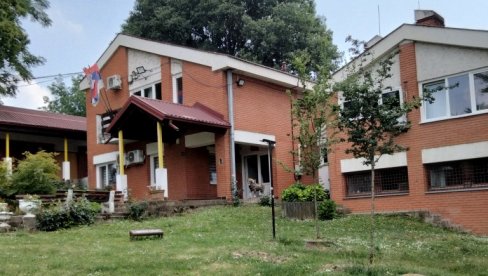 MALOLETNE SESTRE IZ DEČJEG SELA OTIŠLE SAMOVOLJNO: Traga se za dve devojčice koje su živele u Sremskoj Kamenici MALOLETNE SESTRE IZ DEČJEG SELA OTIŠLE SAMOVOLJNO: Traga se za dve devojčice koje su živele u Sremskoj Kamenici
