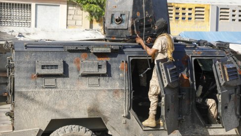 РАТ НА ХАИТИЈУ: Банде харају, војска и полиција немоћне, више од 50 хиљада људи напустило Порт-о-Пренс због насиља банди РАТ НА ХАИТИЈУ: Банде харају, војска и полиција немоћне, више од 50 хиљада људи напустило Порт-о-Пренс због насиља банди