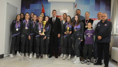 GENERACIJA ZA BUDUĆNOST: Prijem kod gradonačelnika za zlatne pionirke ŽKK Kraljevo (FOTO) GENERACIJA ZA BUDUĆNOST: Prijem kod gradonačelnika za zlatne pionirke ŽKK Kraljevo (FOTO)