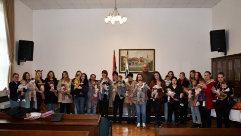 PRIJEM ZA MAJKE U NEGOTINU: Podrška porodicama sa više dece PRIJEM ZA MAJKE U NEGOTINU: Podrška porodicama sa više dece