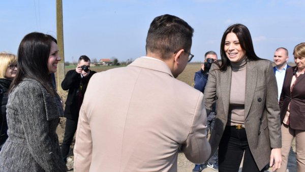 ВАЖНИ ПРОЈЕКТИ ЗА СРБИЈУ: Министарка Вујовић у Сремској Митровици обишла зелене пројекте за чистији ваздух (ФОТО) ВАЖНИ ПРОЈЕКТИ ЗА СРБИЈУ: Министарка Вујовић у Сремској Митровици обишла зелене пројекте за чистији ваздух (ФОТО)