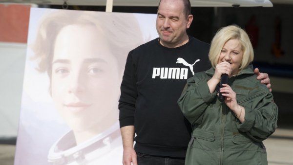 СВЕ САМ СПРЕМИЛА, А ТИ СРЕДИ ВРЕМЕ... Потресна сцена у Земуну - родитељи обележили рођендан дечака убијеног у Рибникару (ФОТО/ВИДЕО) СВЕ САМ СПРЕМИЛА, А ТИ СРЕДИ ВРЕМЕ... Потресна сцена у Земуну - родитељи обележили рођендан дечака убијеног у Рибникару (ФОТО/ВИДЕО)