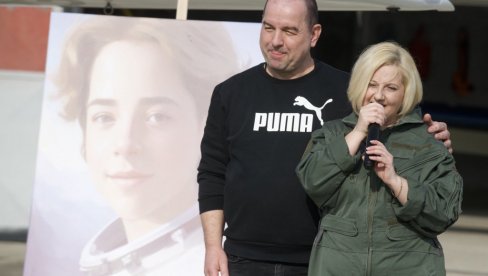 SVE SAM SPREMILA, A TI SREDI VREME... Potresna scena u Zemunu - roditelji obeležili rođendan dečaka ubijenog u Ribnikaru (FOTO/VIDEO) SVE SAM SPREMILA, A TI SREDI VREME... Potresna scena u Zemunu - roditelji obeležili rođendan dečaka ubijenog u Ribnikaru (FOTO/VIDEO)
