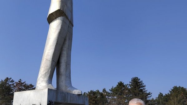 ЗА АУТОРЕ ГРАФИТА ТРАЖЕ КАЗНЕ: Оскрнављен споменик на брду Видрак, реаговао СУБНОР Ваљево ЗА АУТОРЕ ГРАФИТА ТРАЖЕ КАЗНЕ: Оскрнављен споменик на брду Видрак, реаговао СУБНОР Ваљево