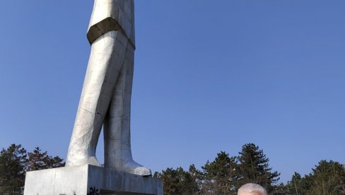 ZA AUTORE GRAFITA TRAŽE KAZNE: Oskrnavljen spomenik na brdu Vidrak, reagovao SUBNOR Valjevo ZA AUTORE GRAFITA TRAŽE KAZNE: Oskrnavljen spomenik na brdu Vidrak, reagovao SUBNOR Valjevo